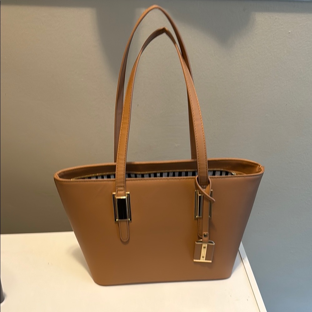 Elegant Tan Leather Tote Bag